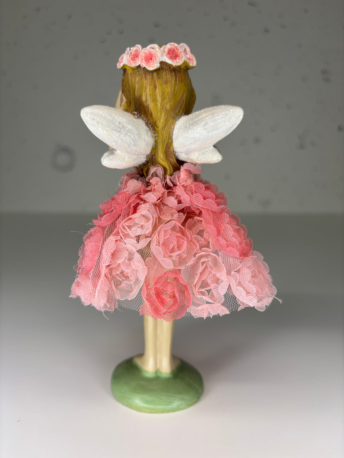 Fee in Tüllkleid