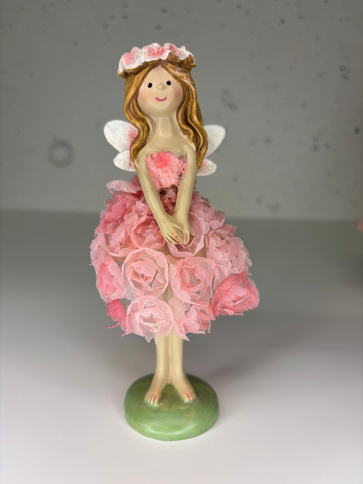 Fee in Tüllkleid