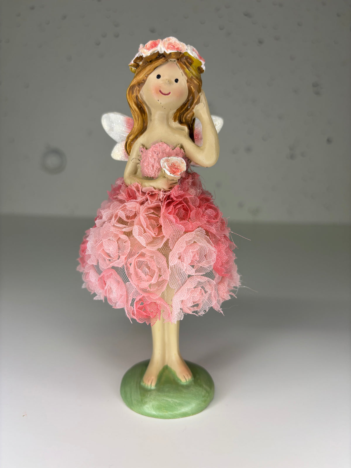 Fee in Tüllkleid